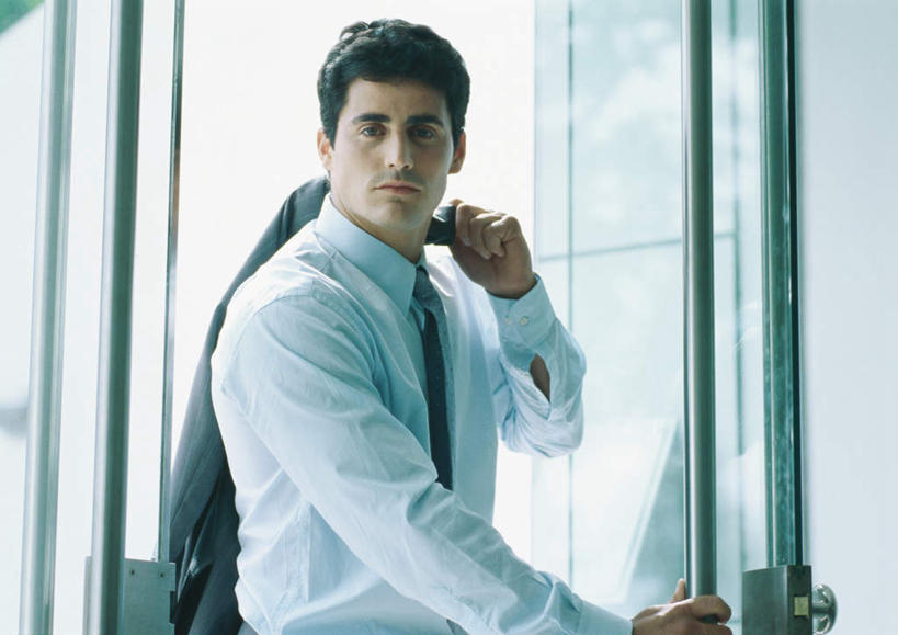 西方人,头发,一个人,商务人士,商务男性,站,笑,摸,微笑,横图,室内,白天,侧面,衬衫,窗户,落地窗,门,欧洲,欧洲人,仅一个男性,仅一个人,抚摸,握,阴影,套装,光线,影子,墙,拎,注视,玻璃窗,墙壁,墙面,仅一个年轻男性,黑色,阳光,门框,观察,看,站着,转头,握着,观看,察看,关注,商务装,工薪阶层,男人,男性,年轻男性,白种人,白领,上班族,触摸,接触,站立,半身,彩图,衬衣,拎着