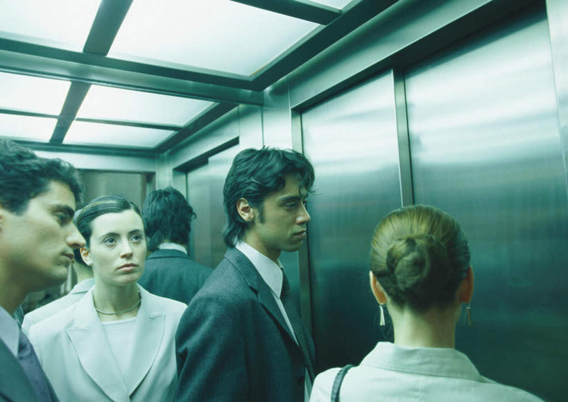 西方人,头发,四个人,伙伴,同事,朋友,商务人士,商务男性,商务女性,站,笑,微笑,露齿笑,横图,俯视,室内,白天,衬衫,友谊,成功,合作,团队,集体,信心,窗户,门,电梯,欧洲,欧洲人,套装,墙,注视,队伍,玻璃窗,墙壁,墙面,黄色,黑色,门框,观察,看,站着,观看,察看,领导,成就,关注,商务装,合伙,领袖,工薪阶层,友情,男人,男性,年轻男性,年轻女性,女人,女性,白种人,白领,上班族,站立,半身,彩图,高角度拍摄,衬衣