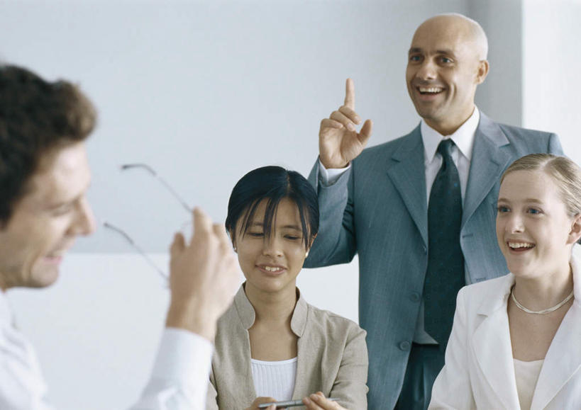 西方人,头发,秃头,四个人,伙伴,同事,朋友,商务人士,商务男性,商务女性,办公室,站,坐,举,横图,室内,白天,正面,衬衫,友谊,成功,合作,团队,集体,信心,沙发,欧洲,欧洲人,一副,握,指,阴影,套装,朦胧,模糊,光线,眼镜,影子,墙,拿,拿着,注视,方向,队伍,墙壁,墙面,黑色,阳光,观察,看,靠,靠着,手势,托,倚靠,站着,张嘴,握着,观看,察看,领导,倚着,指向,成就,关注,商务装,合伙,领袖,近视眼镜,张大嘴巴,布艺沙发,工薪阶层,友情,男人,男性,年轻男性,年轻女性,女人,女性,白种人,光头,无发,白领,上班族,张开嘴,举起,举手,举着,向上举,向上伸,向上托,站立,坐着,半身,彩图,衬衣