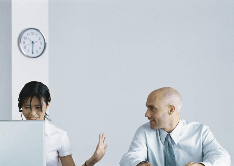 西方人,两个人,伙伴,朋友,商务人士,商务男性,商务女性,办公室,坐,闭眼,笑,摸,微笑,露齿笑,横图,室内,白天,正面,衬衫,友谊,电脑,笔记本电脑,桌子,欧洲,欧洲人,抚摸,阴影,套装,时间,光线,网络,时钟,影子,办公桌,话务员,计时,注视,通讯设备,一个,阳光,耳机,耳麦,话筒,挂钟,钟表,观察,看,转头,表,单个,观看,察看,无线,麦克风,关注,通信设备,商务装,无线网络,无线上网,便携式电脑,工薪阶层,客服人员,电话销售,友情,手提电脑,男人,男性,年轻男性,年轻女性,女人,女性,白种人,白领,接线员,上班族,钟,闭眼睛,闭着眼,闭着眼睛,触摸,接触,坐着,半身,彩图,衬衣