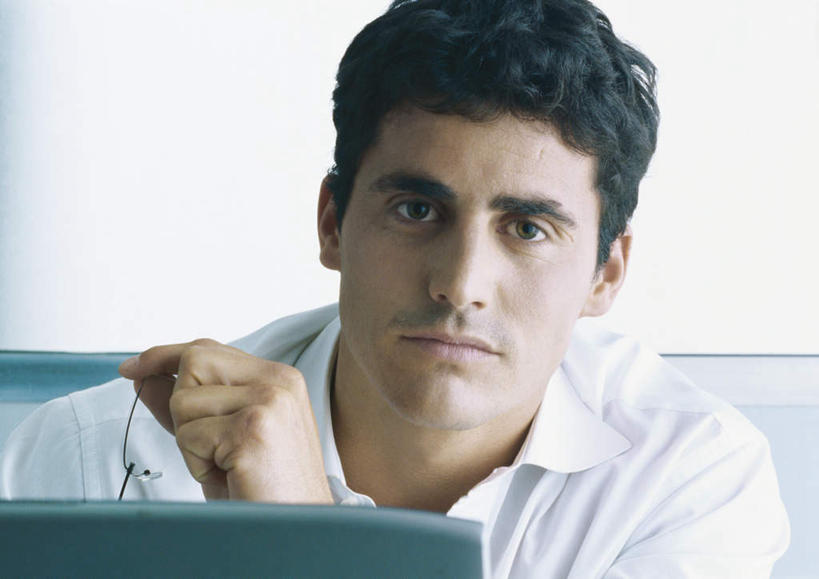 西方人,脸,头,脸颊,头发,一个人,商务人士,商务男性,办公室,坐,笑,微笑,横图,室内,特写,白天,正面,衬衫,电脑,笔记本电脑,欧洲,欧洲人,仅一个男性,仅一个人,阴影,套装,光线,网络,影子,墙,注视,通讯设备,墙壁,墙面,仅一个年轻男性,黑色,阳光,观察,看,靠,靠着,倚靠,观看,察看,无线,倚着,关注,通信设备,商务装,无线网络,无线上网,便携式电脑,工薪阶层,手提电脑,男人,男性,年轻男性,白种人,头部,脸部,脸蛋,面部,白领,上班族,坐着,半身,彩图,衬衣