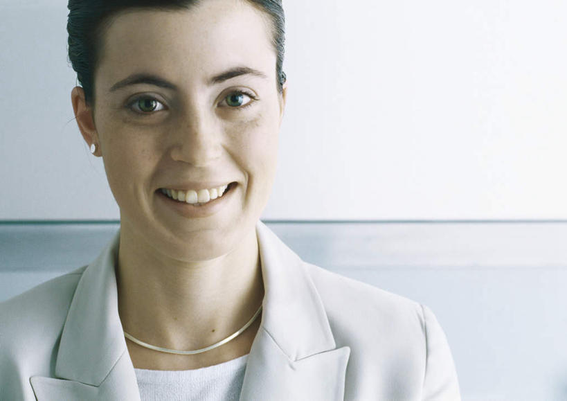 西方人,脸,头,脸颊,头发,一个人,商务人士,商务女性,办公室,坐,笑,微笑,露齿笑,横图,室内,特写,白天,正面,项链,椅子,欧洲,欧洲人,仅一个年轻女性,仅一个女性,仅一个人,一条,套装,墙,注视,墙壁,墙面,一个,黑色,观察,看,靠,靠着,倚靠,单个,观看,察看,倚着,关注,商务装,工薪阶层,年轻女性,女人,女性,白种人,头部,脸部,脸蛋,面部,白领,上班族,坐着,半身,彩图