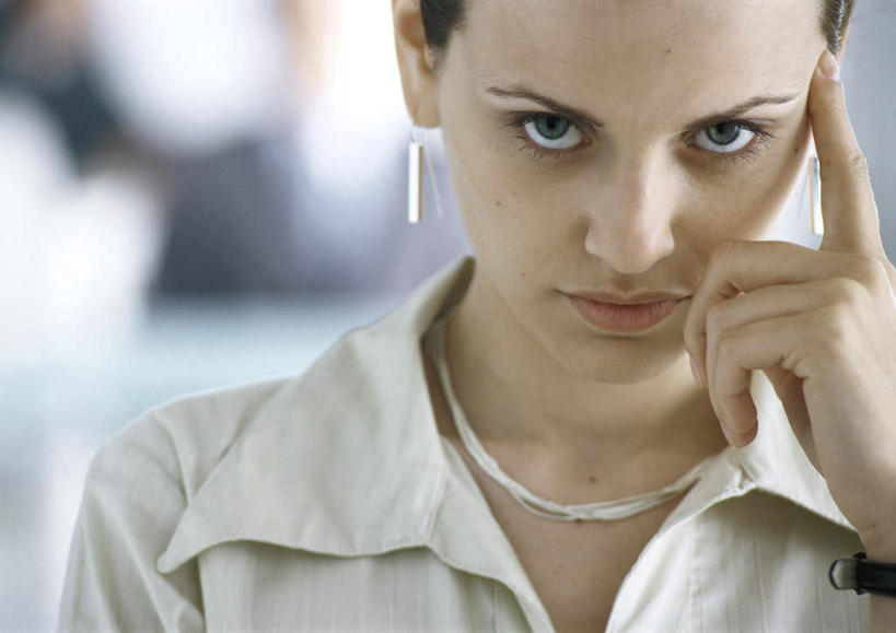 西方人,脸,头,脸颊,头发,一个人,商务人士,商务女性,举,摸,横图,室内,特写,白天,正面,项链,欧洲,欧洲人,仅一个年轻女性,仅一个女性,仅一个人,一条,撑,抚摸,阴影,套装,朦胧,模糊,光线,影子,注视,黄色,阳光,按,观察,看,托,观看,察看,撑着,关注,商务装,工薪阶层,年轻女性,女人,女性,白种人,头部,脸部,脸蛋,面部,白领,上班族,触摸,接触,举起,举手,举着,向上举,向上伸,向上托,半身,彩图