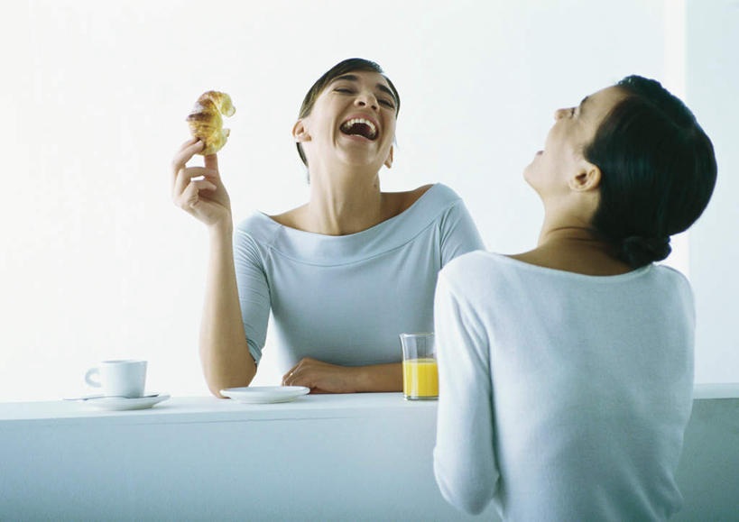 点心,面包,果汁,西方人,背部,头发,两个人,伙伴,朋友,商务人士,商务女性,客厅,坐,举,笑,摸,微笑,露齿笑,横图,室内,白天,正面,友谊,桌子,杯子,欧洲,欧洲人,一块,撑,抚摸,阴影,服装,光线,瓷器,影子,办公桌,食品,面点,咖啡杯,陶瓷制品,一杯,注视,休闲装,食物,糕点,衣服,蓝色,黑色,阳光,观察,看,托,张嘴,休闲,休闲服,服饰,观看,察看,起居室,撑着,喊叫,呼喊,关注,瓷杯,张大嘴巴,工薪阶层,友情,年轻女性,女人,女性,白种人,白领,上班族,张开嘴,触摸,接触,举起,举手,举着,抬头,向上举,向上伸,向上托,仰头,坐着,半身,彩图