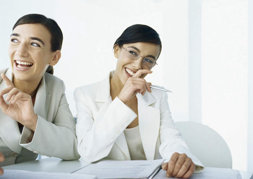 西方人,两个人,伙伴,朋友,商务人士,商务女性,办公室,坐,笑,摸,微笑,露齿笑,横图,室内,白天,正面,友谊,窗户,桌子,欧洲,欧洲人,一副,抚摸,指,阴影,套装,光线,笔,材料,档案,文件,眼镜,影子,办公桌,墙,办公用品,注视,方向,玻璃窗,墙壁,墙面,文具,阳光,学习用品,资料,观察,看,手势,转头,观看,文具用品,一支,察看,指向,关注,文档,商务装,近视眼镜,工薪阶层,友情,年轻女性,女人,女性,白种人,白领,上班族,触摸,接触,坐着,半身,彩图