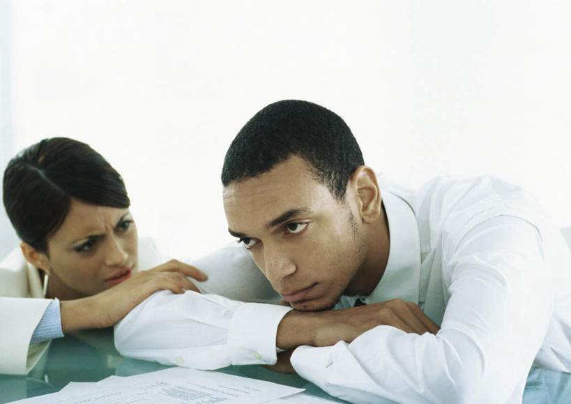 西方人,头发,两个人,伙伴,朋友,商务人士,商务男性,商务女性,办公室,坐,笑,摸,微笑,露齿笑,横图,室内,白天,正面,衬衫,友谊,桌子,欧洲,欧洲人,撑,抚摸,阴影,套装,光线,材料,档案,文件,影子,办公桌,墙,托腮,注视,墙壁,墙面,黑色,阳光,资料,观察,看,趴着,托,转头,观看,察看,撑着,关注,托下巴,文档,商务装,工薪阶层,友情,男人,男性,年轻男性,年轻女性,女人,女性,白种人,白领,上班族,触摸,接触,趴,坐着,半身,彩图,衬衣