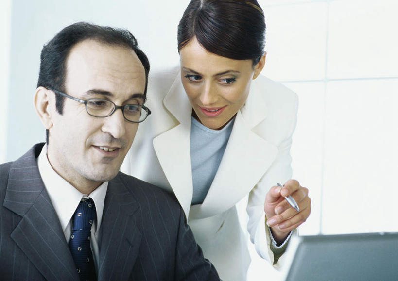 西方人,两个人,伙伴,朋友,商务人士,商务男性,商务女性,办公室,站,坐,笑,微笑,露齿笑,横图,室内,白天,正面,衬衫,友谊,电脑,笔记本电脑,欧洲,欧洲人,弯腰,握,指,套装,网络,笔,眼镜,墙,办公用品,拿,拿着,注视,方向,通讯设备,墙壁,墙面,文具,衣服,学习用品,观察,看,手势,站着,握着,观看,文具用品,一支,察看,无线,指向,关注,通信设备,商务装,无线网络,近视眼镜,无线上网,便携式电脑,工薪阶层,弯身,友情,手提电脑,男人,男性,年轻男性,年轻女性,女人,女性,白种人,白领,上班族,站立,坐着,半身,彩图,衬衣