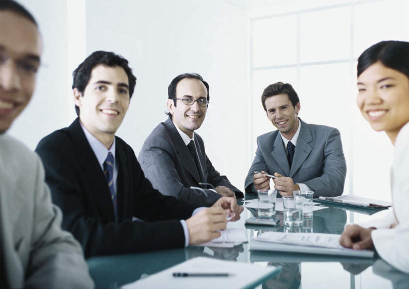 西方人,头发,伙伴,同事,朋友,商务人士,商务男性,商务女性,办公室,坐,笑,摸,微笑,露齿笑,横图,室内,白天,正面,衬衫,友谊,成功,合作,团队,集体,信心,桌子,杯子,欧洲,欧洲人,五个人,一排,撑,抚摸,套装,开会,整齐,会议,材料,瓷器,档案,文件,办公桌,墙,咖啡杯,陶瓷制品,许多人,注视,队伍,墙壁,墙面,排列,黑色,资料,观察,看,转头,一群人,观看,察看,领导,撑着,成就,队列,关注,文档,瓷杯,商务装,合伙,领袖,工薪阶层,友情,男人,男性,年轻男性,年轻女性,女人,女性,白种人,白领,上班族,触摸,接触,坐着,半身,彩图,衬衣