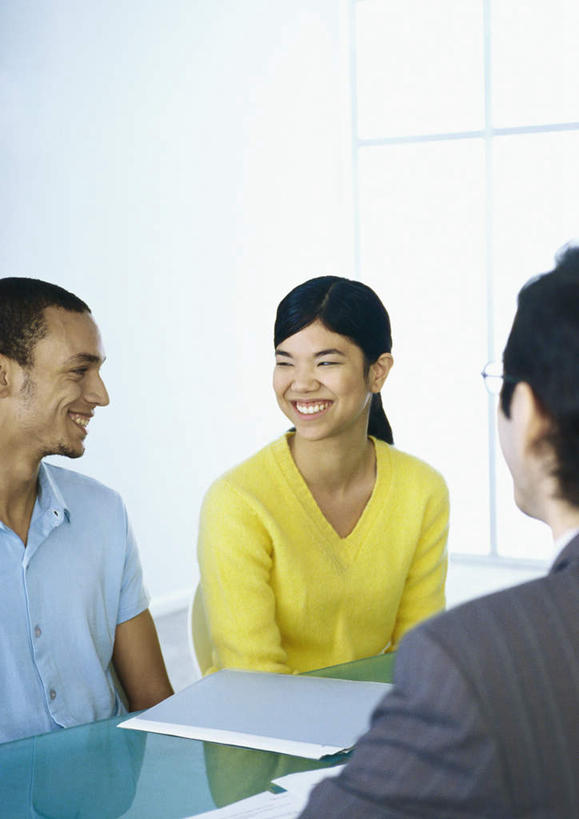 西方人,背部,三个人,伙伴,同事,朋友,商务人士,商务男性,商务女性,办公室,坐,竖图,室内,白天,正面,衬衫,友谊,成功,合作,团队,集体,信心,桌子,欧洲,欧洲人,套装,服装,材料,档案,文件,办公桌,墙,注视,休闲装,队伍,相视,墙壁,墙面,衣服,黄色,蓝色,资料,观察,看,靠,靠着,倚靠,休闲,面对面,休闲服,服饰,观看,对视,察看,领导,倚着,成就,关注,文档,相对,商务装,合伙,领袖,工薪阶层,相看,友情,男人,男性,年轻男性,年轻女性,女人,女性,白种人,白领,上班族,坐着,半身,彩图,衬衣