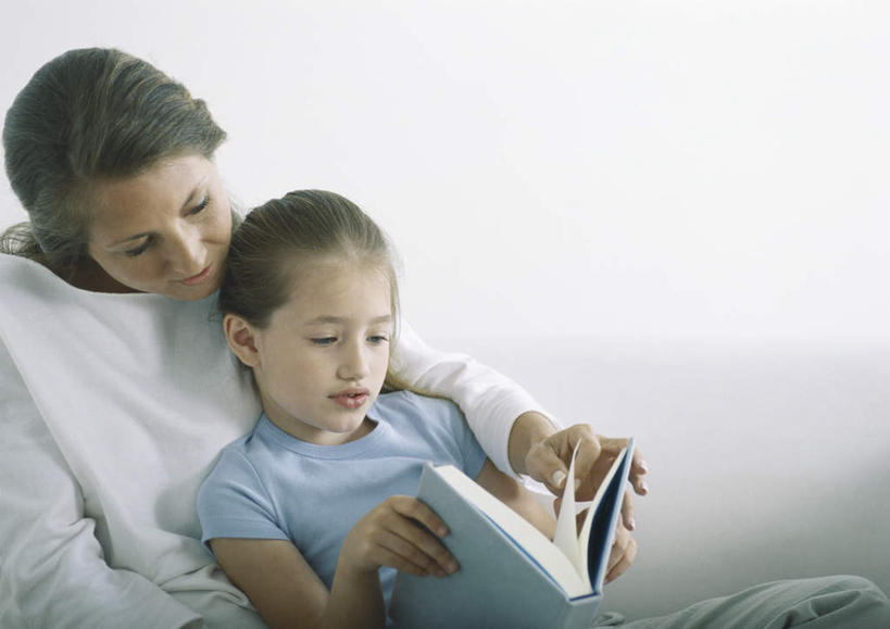 西方人,儿童,头发,两个人,家庭,母亲,女儿,客厅,坐,笑,摸,微笑,露齿笑,横图,室内,白天,正面,阅读,纯洁,沙发,报纸,书籍,欧洲,欧洲人,一本,握,学习,阴影,光线,影子,拿,拿着,依偎,注视,小孩,黄色,阳光,观察,看,靠,靠着,倚靠,温暖,温馨,母女,一家人,可爱,母爱,童年,童趣,浏览,握着,观看,和睦,察看,起居室,倚着,关注,布艺沙发,童真,烂漫,无邪,依附,依赖,投靠,天真,年轻女性,女孩,女人,女性,白种人,孩子,年轻人,书,图书,触摸,接触,坐着,半身,彩图,融洽,女生