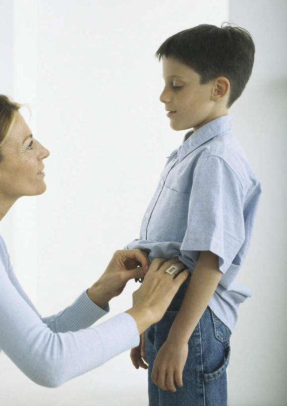 西方人,儿童,头发,两个人,家庭,母亲,儿子,站,笑,摸,微笑,露齿笑,竖图,室内,白天,侧面,衬衫,纯洁,欧洲,欧洲人,抚摸,阴影,光线,影子,墙,注视,相视,墙壁,墙面,小孩,黑色,阳光,观察,看,站着,温暖,温馨,母子,一家人,面对面,可爱,母爱,童年,童趣,观看,对视,和睦,察看,关注,相对,童真,烂漫,无邪,相看,天真,男孩,年轻女性,女人,女性,白种人,孩子,年轻人,触摸,接触,抬头,仰头,站立,半身,彩图,衬衣,融洽,男生