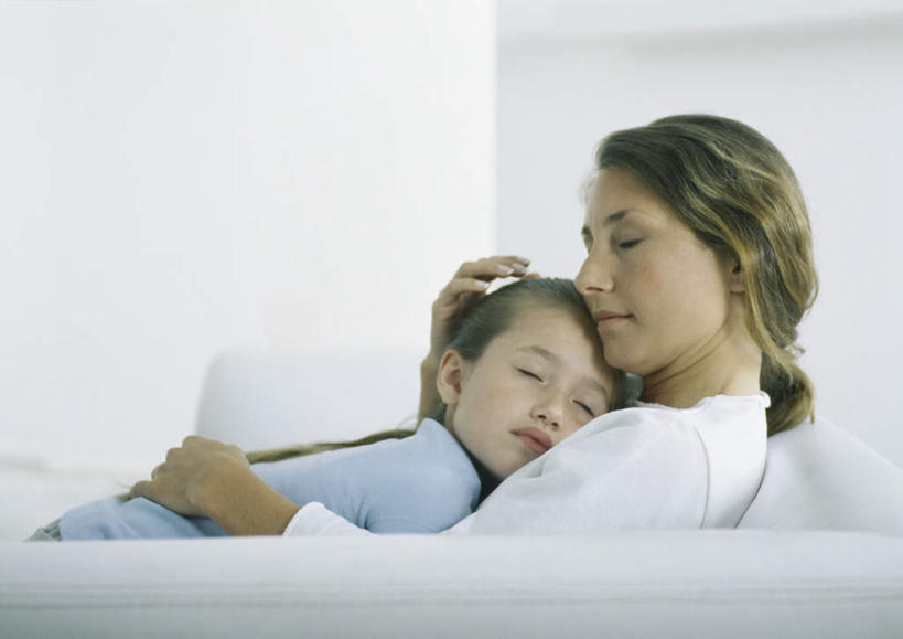 西方人,儿童,头发,两个人,家庭,母亲,女儿,客厅,坐,闭眼,抱,笑,摸,微笑,露齿笑,横图,室内,白天,侧面,纯洁,沙发,欧洲,欧洲人,抚摸,服装,依偎,休闲装,小孩,衣服,黄色,蓝色,白色,靠,靠着,倚靠,转头,休闲,温暖,温馨,母女,一家人,休闲服,可爱,母爱,童年,童趣,服饰,抱着,和睦,起居室,搂着,倚着,布艺沙发,童真,烂漫,无邪,依附,依赖,投靠,天真,年轻女性,女孩,女人,女性,白种人,孩子,年轻人,闭眼睛,闭着眼,闭着眼睛,触摸,怀抱,接触,搂,搂抱,相抱,拥抱,坐着,半身,彩图,融洽,女生