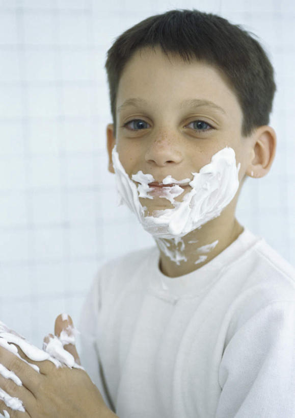 西方人,儿童,头发,一个人,站,摸,竖图,室内,白天,侧面,纯洁,卫生间,洗手间,欧洲,欧洲人,仅一个男性,仅一个人,一排,许多,抚摸,阴影,服装,整齐,光线,方格,润肤露,影子,墙,涂抹,注视,休闲装,墙壁,墙面,排列,小孩,衣服,白色,黑色,阳光,观察,看,站着,转头,仅一个小孩,休闲,休闲服,可爱,童年,童趣,服饰,观看,察看,队列,关注,童真,烂漫,无邪,天真,男孩,男人,男性,白种人,孩子,厕所,触摸,接触,站立,半身,彩图,男生