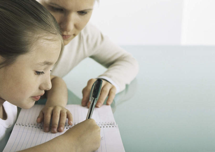 西方人,儿童,头发,两个人,家庭,母亲,儿子,客厅,坐,摸,横图,室内,白天,侧面,纯洁,桌子,欧洲,欧洲人,一本,握,写,阴影,光线,笔,影子,办公桌,墙,办公用品,记事本,拿,拿着,注视,墙壁,墙面,文具,一只,小孩,黄色,阳光,本子,笔记本,学习用品,低头,观察,记录,看,温暖,温馨,母子,一家人,可爱,母爱,童年,童趣,握着,观看,文具用品,和睦,察看,起居室,关注,童真,烂漫,无邪,天真,男孩,年轻女性,女人,女性,白种人,孩子,年轻人,触摸,接触,坐着,半身,彩图,融洽,男生