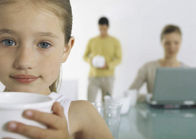 西方人,儿童,三个人,家庭,母亲,父亲,女儿,客厅,站,坐,笑,摸,微笑,横图,室内,白天,正面,纯洁,电脑,笔记本电脑,桌子,杯子,欧洲,欧洲人,抚摸,敲打,握,阴影,朦胧,模糊,光线,网络,影子,办公桌,墙,拿,拿着,注视,输入,通讯设备,墙壁,墙面,两个,小孩,阳光,水杯,打字,观察,看,站着,温暖,温馨,父女,母女,三口之家,一家人,父爱,可爱,母爱,童年,童趣,握着,观看,点击,一台,敲击,和睦,察看,无线,起居室,关注,通信设备,无线网络,无线上网,便携式电脑,童真,烂漫,无邪,天真,按键,手提电脑,男人,男性,年轻男性,年轻女性,女孩,女人,女性,白种人,孩子,年轻人,茶杯,触摸,接触,站立,坐着,半身,彩图,融洽,女生