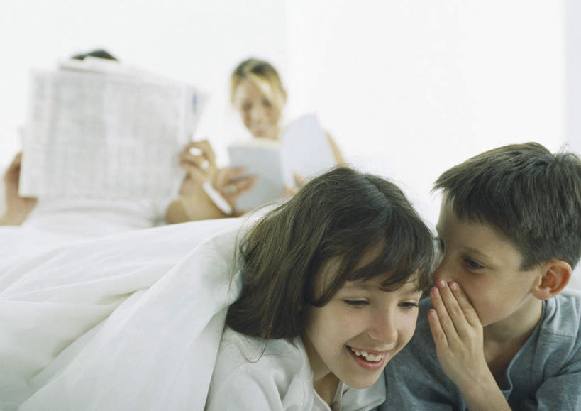 西方人,儿童,头发,四个人,家庭,夫妻,母亲,父亲,女儿,儿子,躺,说,横图,室内,白天,正面,爱情,讨论,阅读,纯洁,床,卧室,报纸,书籍,欧洲,欧洲人,一本,一张,握,学习,服装,信息,床单,浪漫,拿,拿着,注视,休闲装,被子,小孩,衣服,蓝色,黑色,观察,看,靠,靠着,倚靠,休闲,温暖,温馨,父子,母女,一家人,休闲服,恩爱,父爱,可爱,母爱,童年,童趣,浏览,握着,遮,遮掩,恋人,服饰,单人床,观看,新闻,和睦,察看,掩盖,被单,倚着,遮挡,关注,童真,烂漫,无邪,遮盖,掩饰,卧着,交流,天真,男孩,男人,男性,年轻男性,年轻女性,女孩,女人,女性,白种人,孩子,情侣,书,图书,沟通,讲话,交谈,商讨,说话,谈话,躺着,卧,半身,彩图,睡房,卧房,伴侣,融洽,报刊,男生,女生