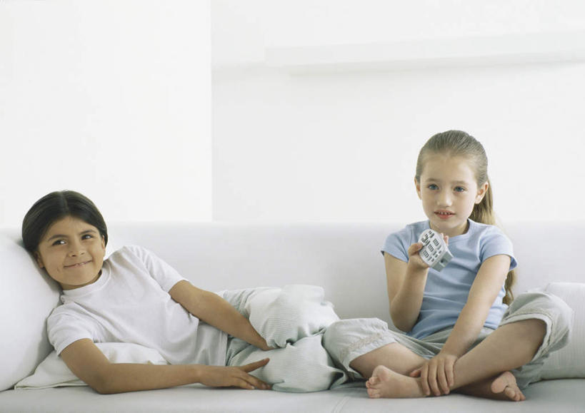 西方人,儿童,头发,两个人,家庭,伙伴,朋友,客厅,坐,盘腿,横图,室内,白天,正面,友谊,纯洁,沙发,欧洲,欧洲人,握,服装,拿,拿着,注视,休闲装,一个,小孩,衣服,黄色,蓝色,遥控器,观察,看,靠,靠着,倚靠,转头,休闲,温暖,温馨,一家人,休闲服,可爱,童年,童趣,握着,服饰,单个,观看,和睦,察看,起居室,倚着,关注,布艺沙发,童真,烂漫,无邪,天真,友情,女孩,女人,女性,白种人,盘腿而坐,盘膝,盘着腿的,盘着腿坐,双腿交叉,坐着,彩图,全身,融洽,女生