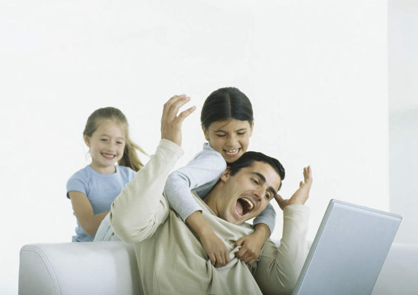 西方人,儿童,头发,三个人,家庭,父亲,女儿,客厅,坐,举,笑,摸,微笑,露齿笑,横图,室内,白天,正面,纯洁,电脑,笔记本电脑,沙发,欧洲,欧洲人,抚摸,阴影,服装,光线,网络,影子,墙,注视,休闲装,通讯设备,墙壁,墙面,小孩,衣服,蓝色,黑色,阳光,观察,看,靠,靠着,托,倚靠,张嘴,休闲,温暖,温馨,父女,一家人,休闲服,父爱,可爱,童年,童趣,服饰,观看,一台,和睦,察看,无线,起居室,喊叫,呼喊,倚着,关注,通信设备,无线网络,张大嘴巴,布艺沙发,无线上网,便携式电脑,童真,烂漫,无邪,天真,手提电脑,男人,男性,年轻男性,女孩,白种人,孩子,年轻人,张开嘴,触摸,接触,举起,举手,举着,向上举,向上伸,向上托,坐着,半身,彩图,融洽,女生