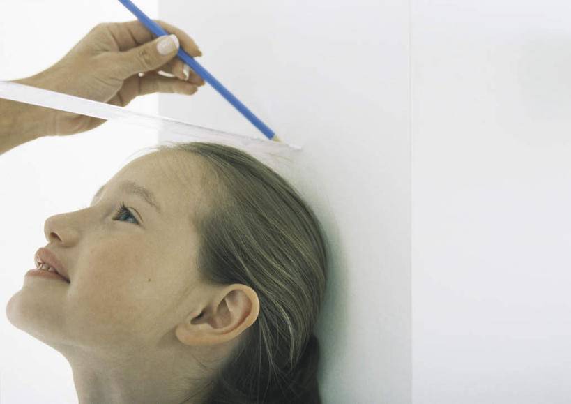 西方人,儿童,头发,两个人,家庭,父亲,女儿,站,笑,微笑,露齿笑,横图,室内,白天,侧面,纯洁,欧洲,欧洲人,握,测量,笔,刻度,墙,办公用品,拿,拿着,注视,墙壁,墙面,文具,小孩,黄色,尺,塑料制品,学习用品,直尺,按,观察,看,站着,温暖,温馨,父女,一家人,父爱,可爱,童年,童趣,握着,观看,测量工具,文具用品,一支,尺子,和睦,察看,衡量,绘图,关注,比例,童真,烂漫,无邪,测绘,量具,量仪,塑料尺,标度,天真,男人,男性,年轻男性,女孩,白种人,孩子,年轻人,抬头,仰头,站立,半身,彩图,融洽,女生