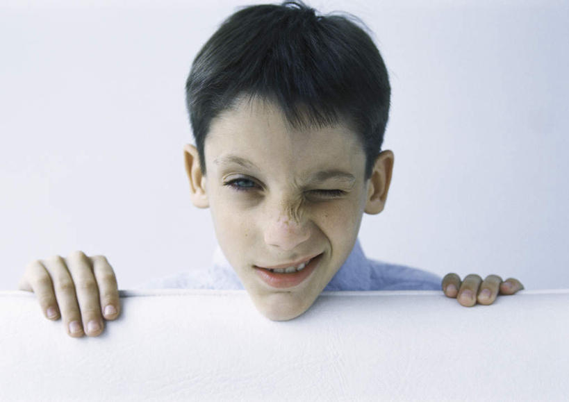 西方人,儿童,脸,头,脸颊,头发,一个人,站,闭眼,笑,摸,微笑,露齿笑,横图,室内,特写,白天,白色背景,正面,纯洁,桌面,欧洲,欧洲人,仅一个男性,仅一个人,撑,抚摸,阴影,光线,影子,墙,注视,墙壁,墙面,小孩,黑色,阳光,观察,看,站着,仅一个小孩,可爱,童年,童趣,摄影,影棚,观看,察看,撑着,关注,童真,烂漫,无邪,天真,男孩,男人,男性,白种人,孩子,头部,脸部,脸蛋,面部,闭眼睛,闭着眼,闭着眼睛,触摸,接触,站立,半身,彩图,影棚拍摄,拍摄,男生