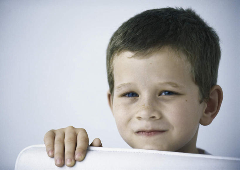 西方人,儿童,脸,头,脸颊,头发,一个人,站,笑,摸,微笑,横图,室内,特写,白天,白色背景,正面,纯洁,桌面,欧洲,欧洲人,仅一个男性,仅一个人,撑,抚摸,墙,注视,墙壁,墙面,小孩,黑色,观察,看,站着,仅一个小孩,可爱,童年,童趣,摄影,影棚,观看,察看,撑着,关注,童真,烂漫,无邪,天真,男孩,男人,男性,白种人,孩子,头部,脸部,脸蛋,面部,触摸,接触,站立,半身,彩图,影棚拍摄,拍摄,男生