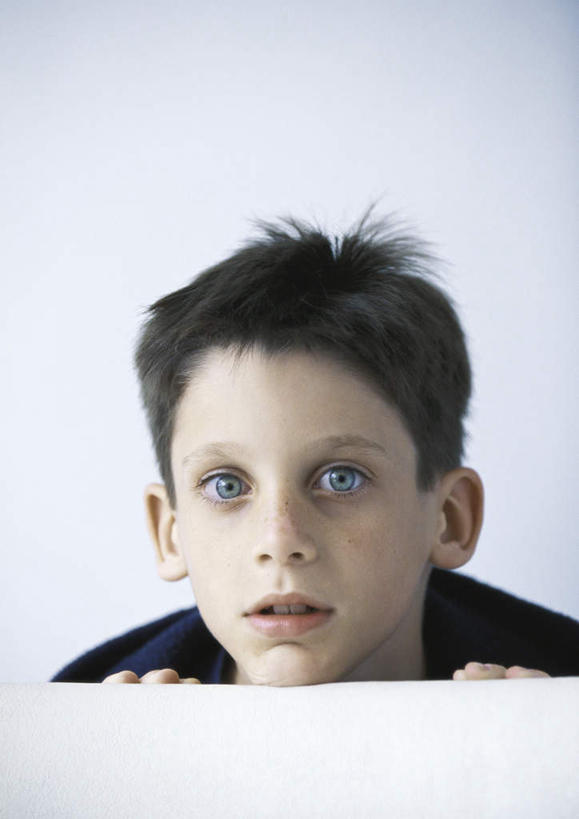 西方人,儿童,脸,头,脸颊,头发,一个人,站,笑,摸,微笑,露齿笑,竖图,室内,特写,白天,白色背景,正面,纯洁,桌面,欧洲,欧洲人,仅一个男性,仅一个人,撑,抚摸,服装,墙,注视,休闲装,墙壁,墙面,小孩,衣服,黑色,观察,看,站着,仅一个小孩,休闲,休闲服,可爱,童年,童趣,摄影,服饰,影棚,观看,察看,撑着,关注,童真,烂漫,无邪,天真,男孩,男人,男性,白种人,孩子,头部,脸部,脸蛋,面部,触摸,接触,站立,半身,彩图,影棚拍摄,拍摄,男生