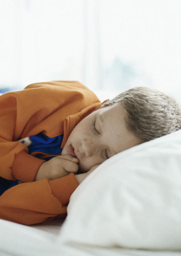 西方人,儿童,头发,一个人,躺,闭眼,摸,睡,竖图,室内,白天,正面,纯洁,床,靠垫,卧室,欧洲,欧洲人,仅一个男性,仅一个人,抚摸,阴影,服装,光线,影子,床单,靠枕,注视,休闲装,被子,小孩,衣服,黄色,阳光,垫子,枕头,观察,看,仅一个小孩,休闲,休闲服,可爱,童年,童趣,服饰,单人床,观看,察看,被单,关注,童真,烂漫,无邪,卧着,天真,男孩,男人,男性,白种人,孩子,闭眼睛,闭着眼,闭着眼睛,触摸,接触,困,困觉,寝息,睡觉,躺着,卧,半身,彩图,睡房,卧房,男生