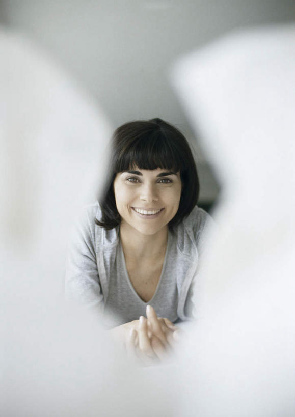 西方人,头发,一个人,坐,笑,摸,微笑,露齿笑,竖图,室内,白天,正面,欧洲,欧洲人,仅一个年轻女性,仅一个女性,仅一个人,撑,抚摸,阴影,服装,朦胧,模糊,光线,影子,墙,注视,休闲装,墙壁,墙面,衣服,黑色,灰色,阳光,观察,看,休闲,休闲服,服饰,观看,察看,撑着,关注,年轻女性,女人,女性,白种人,触摸,接触,坐着,半身,彩图