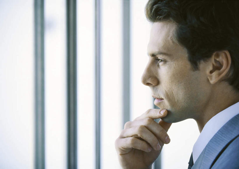 西方人,脸,头,脸颊,胡须,头发,一个人,商务人士,商务男性,站,笑,摸,微笑,横图,室内,特写,白天,侧面,衬衫,欧洲,欧洲人,仅一个男性,仅一个人,一排,撑,抚摸,阴影,条纹,套装,朦胧,模糊,整齐,光线,影子,墙,托腮,注视,墙壁,墙面,排列,仅一个年轻男性,黑色,阳光,观察,看,托,站着,观看,察看,队列,关注,托下巴,商务装,工薪阶层,男人,男性,年轻男性,白种人,头部,胡子,络腮胡,脸部,脸蛋,面部,白领,上班族,触摸,接触,站立,半身,彩图,衬衣