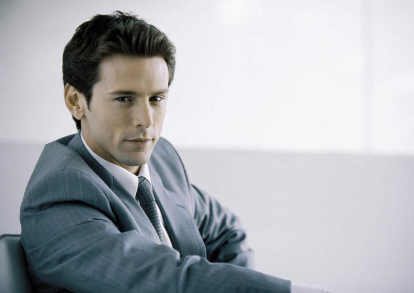 西方人,头发,一个人,商务人士,商务男性,坐,笑,微笑,横图,俯视,室内,白天,衬衫,椅子,欧洲,欧洲人,仅一个男性,仅一个人,撑,阴影,套装,光线,瓷砖,地砖,影子,木椅,墙,地面,注视,墙壁,墙面,仅一个年轻男性,黑色,阳光,观察,看,靠,靠着,倚靠,观看,察看,撑着,倚着,关注,商务装,工薪阶层,男人,男性,年轻男性,白种人,白领,上班族,抬头,仰头,坐着,半身,彩图,高角度拍摄,衬衣