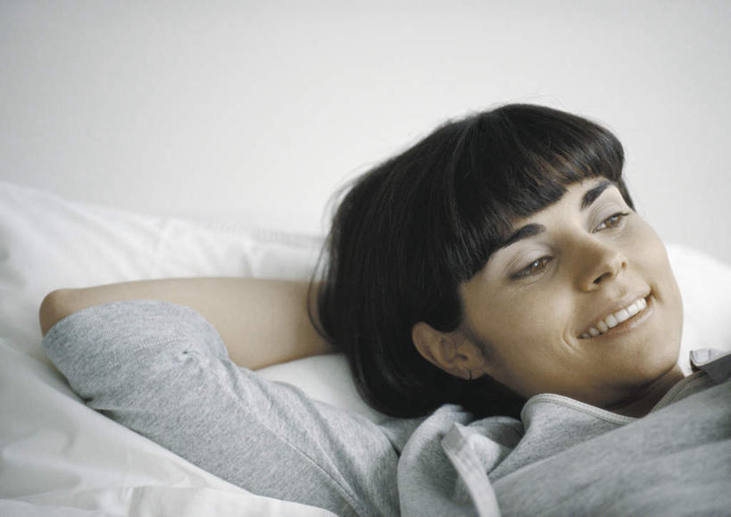 西方人,头发,一个人,躺,笑,摸,微笑,露齿笑,横图,俯视,室内,白天,床,靠垫,卧室,欧洲,欧洲人,仅一个年轻女性,仅一个女性,仅一个人,抚摸,阴影,光线,影子,墙,床单,靠枕,注视,被子,墙壁,墙面,黑色,阳光,垫子,枕头,观察,看,靠,靠着,倚靠,单人床,观看,察看,被单,倚着,关注,卧着,年轻女性,女人,女性,白种人,触摸,接触,躺着,卧,半身,彩图,高角度拍摄,睡房,卧房