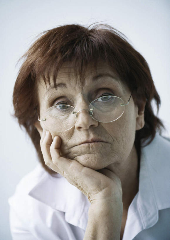 西方人,脸,头,脸颊,头发,一个人,站,笑,摸,微笑,竖图,室内,特写,白天,白色背景,正面,欧洲,欧洲人,仅一个年轻女性,仅一个女性,仅一个人,一副,撑,抚摸,阴影,服装,光线,眼镜,影子,墙,褐色,托腮,注视,休闲装,墙壁,墙面,衣服,白色,阳光,观察,看,托,站着,休闲,休闲服,摄影,服饰,影棚,观看,察看,关注,托下巴,近视眼镜,年轻女性,女人,女性,白种人,头部,脸部,脸蛋,面部,触摸,接触,站立,半身,彩图,影棚拍摄,拍摄