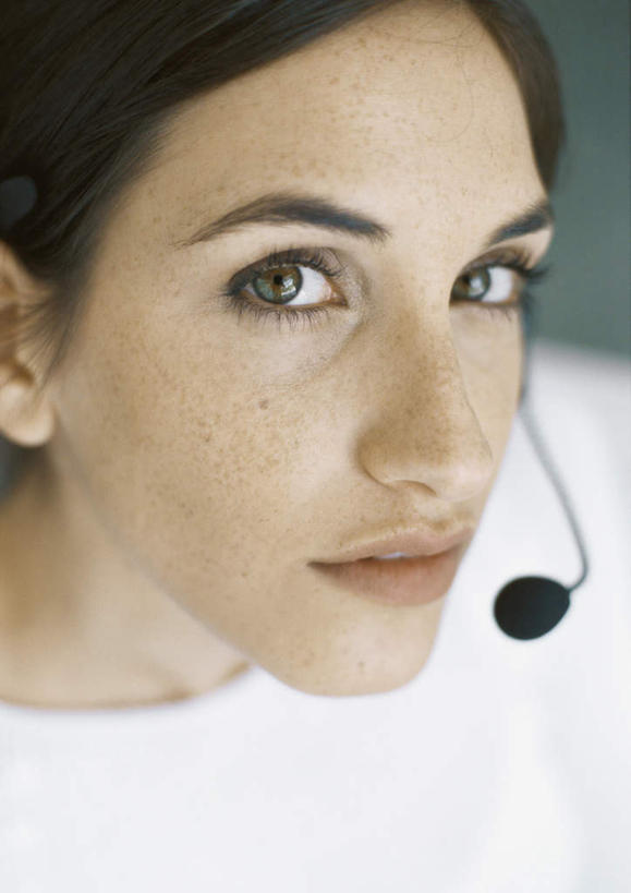 西方人,脸,头,脸颊,头发,一个人,站,笑,微笑,竖图,俯视,室内,特写,白天,欧洲,欧洲人,仅一个年轻女性,仅一个女性,仅一个人,服装,朦胧,模糊,话务员,注视,休闲装,衣服,白色,黑色,耳机,耳麦,话筒,观察,看,站着,休闲,休闲服,服饰,观看,察看,麦克风,关注,客服人员,电话销售,年轻女性,女人,女性,白种人,头部,脸部,脸蛋,面部,接线员,抬头,仰头,站立,半身,彩图,高角度拍摄