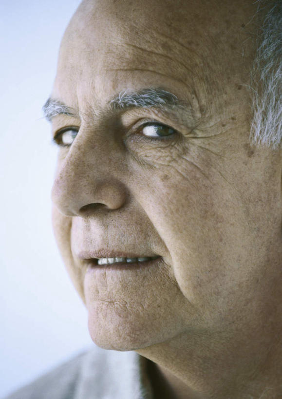 西方人,脸,头,脸颊,眉毛,头发,一个人,站,笑,微笑,露齿笑,竖图,室内,特写,白天,正面,欧洲,欧洲人,仅一个男性,仅一个人,阴影,光线,影子,注视,白色,阳光,观察,看,站着,转头,仅一个老年男性,观看,察看,关注,老年男性,男人,男性,白种人,头部,脸部,脸蛋,眉,面部,眼眉,站立,半身,彩图,眼眉毛