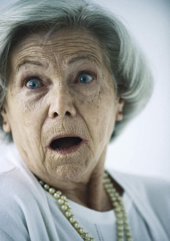 西方人,脸,头,脸颊,头发,一个人,站,竖图,室内,特写,白天,正面,项链,欧洲,欧洲人,仅一个女性,仅一个人,一条,服装,惊讶,注视,休闲装,衣服,蓝色,白色,观察,看,站着,张嘴,转头,休闲,休闲服,服饰,仅一个老年女性,观看,察看,关注,张大嘴巴,老年女性,女人,女性,白种人,头部,脸部,脸蛋,面部,张开嘴,站立,半身,彩图