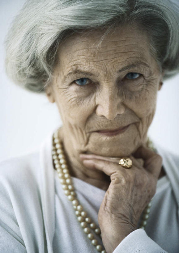 西方人,头发,一个人,站,笑,摸,微笑,竖图,室内,白天,正面,项链,欧洲,欧洲人,仅一个女性,仅一个人,一条,撑,抚摸,服装,托腮,注视,休闲装,一个,衣服,蓝色,白色,戒指,观察,看,托,站着,休闲,休闲服,服饰,仅一个老年女性,单个,观看,察看,关注,托下巴,老年女性,女人,女性,白种人,触摸,接触,站立,半身,彩图