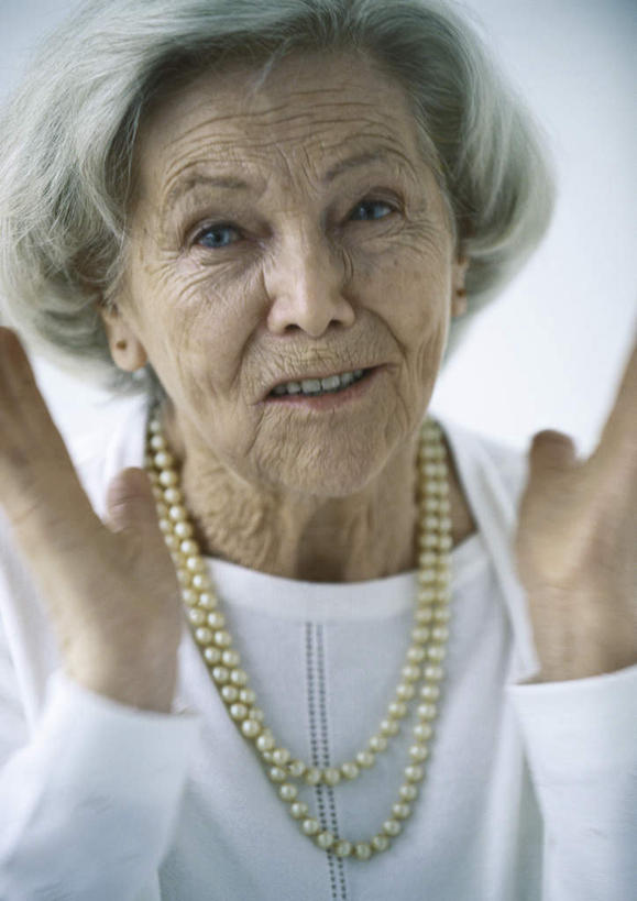 西方人,脸,头,脸颊,头发,一个人,站,举,笑,微笑,露齿笑,竖图,室内,白天,正面,快乐,兴奋,骄傲,成功,胜利,项链,欧洲,欧洲人,仅一个女性,仅一个人,两条,击掌,服装,注视,休闲装,衣服,白色,观察,看,手势,托,站着,休闲,休闲服,自信,服饰,仅一个老年女性,观看,察看,关注,老年女性,女人,女性,白种人,头部,脸部,脸蛋,面部,举起,举手,举着,拍手,向上举,向上伸,向上托,站立,半身,彩图,欢乐,开心