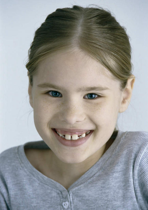 西方人,儿童,脸,头,脸颊,牙齿,头发,一个人,站,笑,微笑,露齿笑,竖图,室内,特写,白天,正面,欧洲,欧洲人,仅一个女性,仅一个人,一排,服装,整齐,墙,注视,休闲装,墙壁,墙面,排列,小孩,衣服,黄色,蓝色,观察,看,站着,仅一个小孩,休闲,休闲服,服饰,观看,察看,队列,关注,女孩,女人,女性,白种人,孩子,头部,齿,脸部,脸蛋,面部,牙,牙龈,站立,半身,彩图,女生