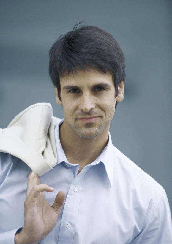 西方人,头发,一个人,站,笑,摸,微笑,露齿笑,竖图,室外,特写,白天,正面,衬衫,欧洲,欧洲人,仅一个男性,仅一个人,抚摸,阴影,朦胧,模糊,光线,影子,拎,注视,仅一个年轻男性,蓝色,黑色,阳光,观察,看,站着,观看,察看,关注,男人,男性,年轻男性,白种人,触摸,接触,站立,半身,彩图,衬衣,拎着