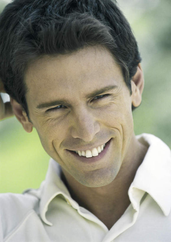 西方人,脸,头,脸颊,头发,一个人,站,笑,摸,微笑,露齿笑,竖图,室外,特写,白天,正面,草地,草坪,植物,欧洲,欧洲人,仅一个男性,仅一个人,抚摸,阴影,服装,朦胧,模糊,光线,影子,注视,休闲装,草,仅一个年轻男性,衣服,绿色,白色,黑色,阳光,观察,看,站着,休闲,休闲服,服饰,观看,察看,关注,男人,男性,年轻男性,白种人,头部,脸部,脸蛋,面部,触摸,接触,站立,半身,彩图