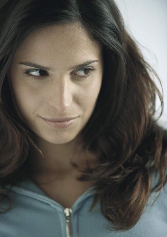 西方人,脸,头,脸颊,头发,一个人,站,笑,微笑,竖图,室内,特写,白天,正面,欧洲,欧洲人,仅一个年轻女性,仅一个女性,仅一个人,服装,注视,休闲装,衣服,蓝色,黑色,观察,看,站着,转头,休闲,休闲服,服饰,观看,察看,关注,年轻女性,女人,女性,白种人,头部,长发,脸部,脸蛋,面部,站立,半身,彩图