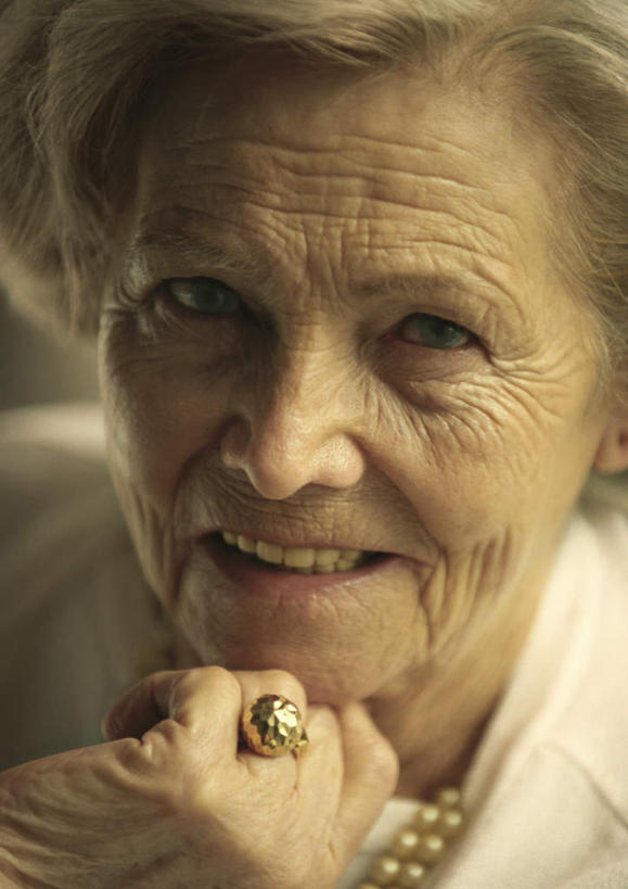 西方人,头发,一个人,笑,摸,微笑,露齿笑,竖图,室内,特写,白天,正面,项链,欧洲,欧洲人,仅一个女性,仅一个人,一根,撑,抚摸,服装,朦胧,模糊,托腮,注视,休闲装,一个,衣服,白色,戒指,观察,看,托,休闲,休闲服,服饰,仅一个老年女性,单个,观看,察看,关注,托下巴,老年女性,女人,女性,白种人,触摸,接触,半身,彩图