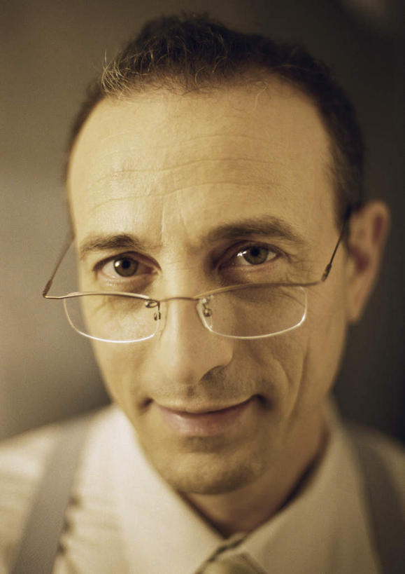 西方人,脸,头,脸颊,头发,一个人,商务人士,商务男性,站,笑,微笑,竖图,室内,特写,白天,正面,衬衫,欧洲,欧洲人,仅一个男性,仅一个人,一副,黄色背景,套装,眼镜,注视,仅一个年轻男性,黑色,观察,看,站着,观看,察看,关注,商务装,近视眼镜,工薪阶层,男人,男性,年轻男性,白种人,头部,脸部,脸蛋,面部,白领,上班族,站立,半身,彩图,衬衣