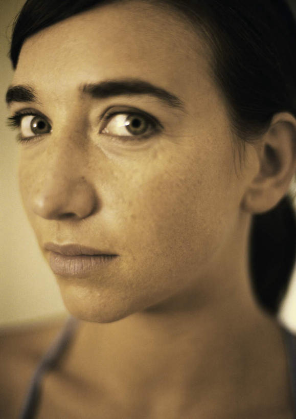 西方人,脸,头,脸颊,头发,一个人,站,笑,微笑,竖图,室内,特写,白天,正面,欧洲,欧洲人,仅一个年轻女性,仅一个女性,仅一个人,阴影,黄色背景,光线,影子,注视,黑色,阳光,观察,看,站着,转头,观看,察看,关注,年轻女性,女人,女性,白种人,头部,脸部,脸蛋,面部,站立,半身,彩图