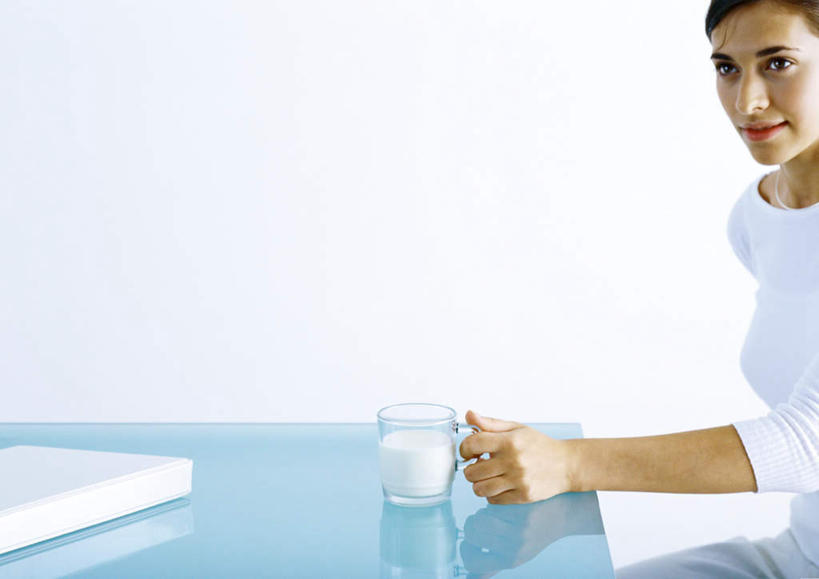 西方人,一个人,站,笑,微笑,横图,室内,白天,侧面,餐桌,桌子,杯子,欧洲,欧洲人,仅一个年轻女性,仅一个女性,仅一个人,纸盒,拿,拿着,注视,玻璃制品,盒子,包装盒,水杯,观察,看,站着,餐台,观看,察看,关注,年轻女性,女人,女性,白种人,玻璃杯,站立,半身,彩图