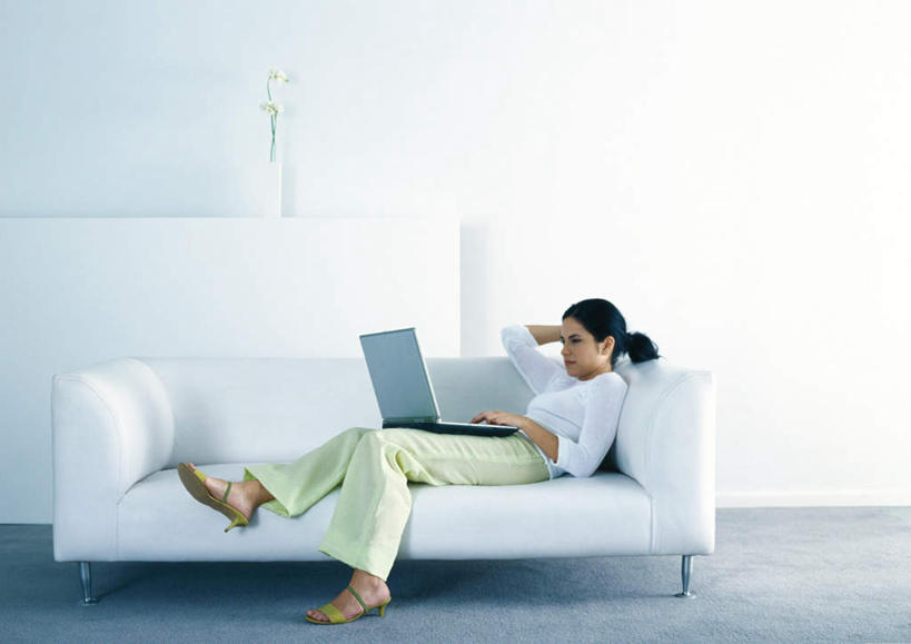 西方人,一个人,坐,横图,室内,白天,侧面,电脑,笔记本电脑,沙发,欧洲,欧洲人,仅一个年轻女性,仅一个女性,仅一个人,网络,墙,注视,通讯设备,墙壁,墙面,观察,看,观看,察看,无线,关注,通信设备,无线网络,无线上网,便携式电脑,手提电脑,年轻女性,女人,女性,白种人,坐着,彩图,全身,皮沙发