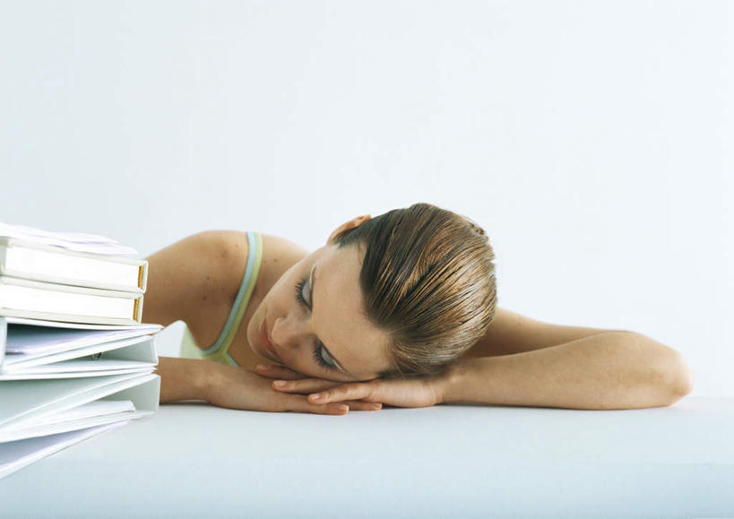 西方人,一个人,坐,闭眼,横图,室内,白天,正面,桌子,欧洲,欧洲人,仅一个年轻女性,仅一个女性,仅一个人,一堆,堆叠,堆积,材料,档案,文件,办公桌,注视,资料,观察,看,趴着,观看,堆,察看,关注,文档,年轻女性,女人,女性,白种人,闭眼睛,闭着眼,闭着眼睛,趴,坐着,半身,彩图