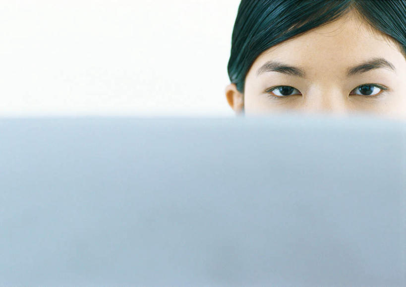 东方人,脸,头,眼睛,脸颊,眉毛,睫毛,一个人,坐,横图,室内,白天,白色背景,正面,电脑,笔记本电脑,亚洲,瞳孔,仅一个年轻女性,仅一个女性,仅一个人,朦胧,模糊,网络,注视,黄种人,通讯设备,观察,看,眼部,摄影,影棚,观看,察看,无线,关注,通信设备,无线网络,无线上网,便携式电脑,手提电脑,年轻女性,女人,女性,亚洲人,头部,睫,脸部,脸蛋,眉,面部,眼,眼睫毛,眼眉,坐着,半身,彩图,影棚拍摄,拍摄,眼眉毛