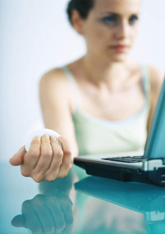 西方人,手,一个人,坐,竖图,室内,特写,白天,白色背景,正面,电脑,笔记本电脑,桌子,欧洲,欧洲人,仅一个年轻女性,仅一个女性,仅一个人,握,阴影,朦胧,模糊,反射,网络,影子,办公桌,注视,通讯设备,球,一个,观察,看,球体,手部,握着,摄影,影棚,单个,观看,察看,无线,关注,通信设备,无线网络,无线上网,便携式电脑,手提电脑,年轻女性,女人,女性,白种人,坐着,半身,彩图,影棚拍摄,拍摄