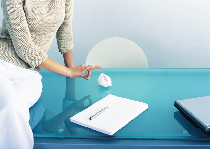 西方人,一个人,坐,横图,室内,白天,白色背景,正面,电脑,笔记本电脑,桌子,椅子,欧洲,欧洲人,仅一个年轻女性,仅一个女性,仅一个人,阴影,反射,网络,笔,材料,档案,文件,影子,办公桌,办公用品,钢笔,注视,通讯设备,文具,会议椅,学习用品,资料,观察,看,手势,摄影,影棚,观看,办公椅,文具用品,察看,无线,关注,文档,通信设备,无线网络,无线上网,便携式电脑,商务椅,培训椅,手提电脑,年轻女性,女人,女性,白种人,坐着,半身,彩图,影棚拍摄,拍摄